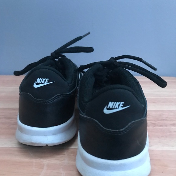 2014 women’s black Nike sneakers - Picture 4 of 4